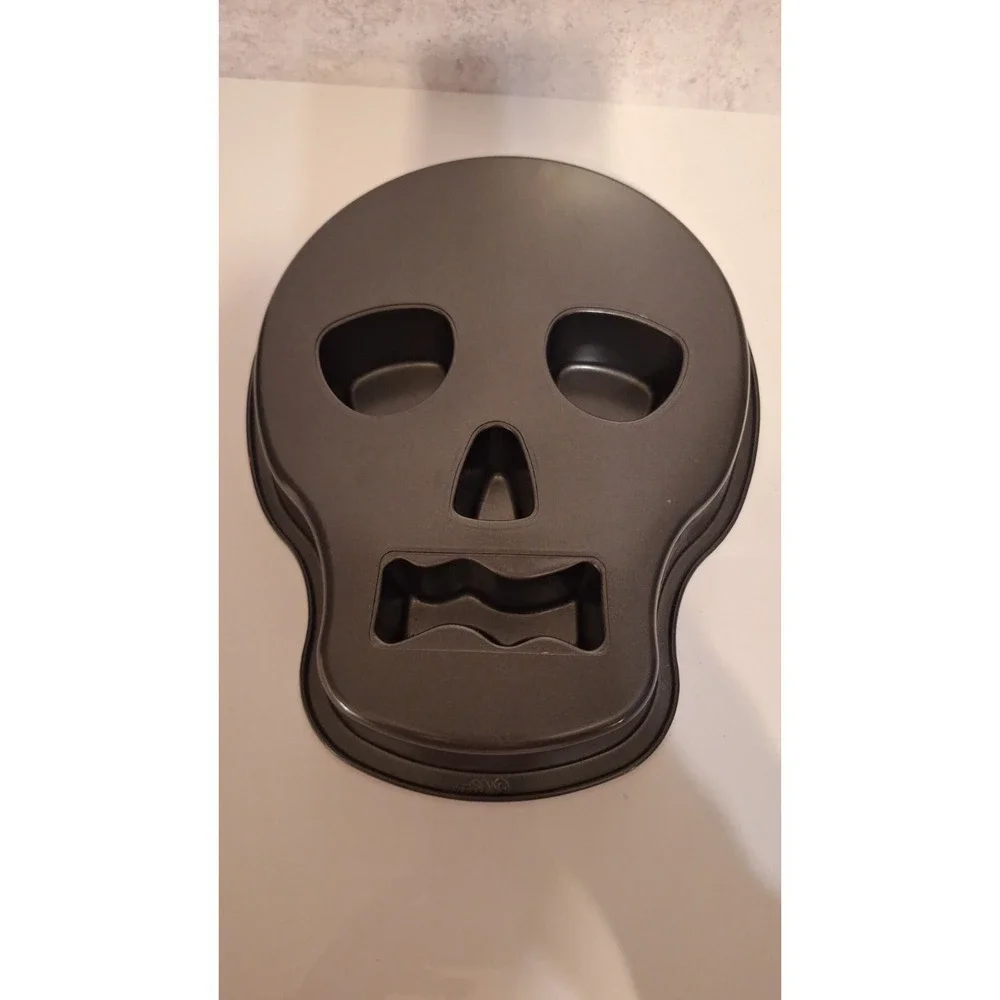 Wilton Non-stick metal skull-shaped cakepan NEW